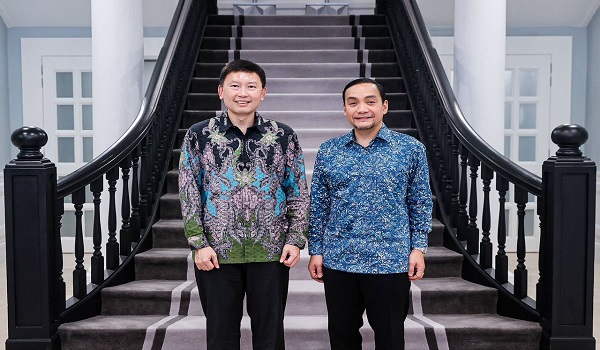 Menteri Besar Johor, Datuk Onn Hafiz Ghazi (kanan) bersama Menteri Pembangunan Negara Singapura, Chee Hong Tat /Foto FB Onn Hafiz Ghazi
